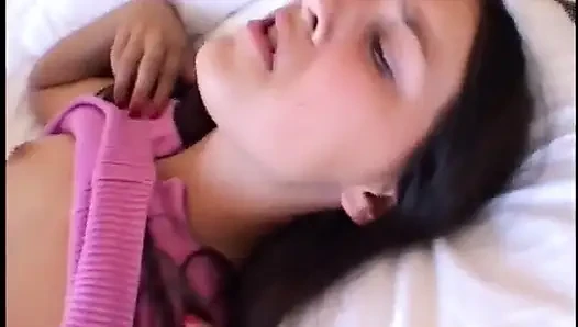 Blowjob agresif diikuti dengan ngentot memek keras untuk si rambut cokelat muda yang lucu