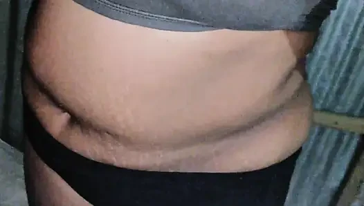 Adegan istri berpakaian saat mandi