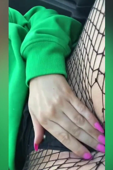 Punheta no carro com enorme gozada