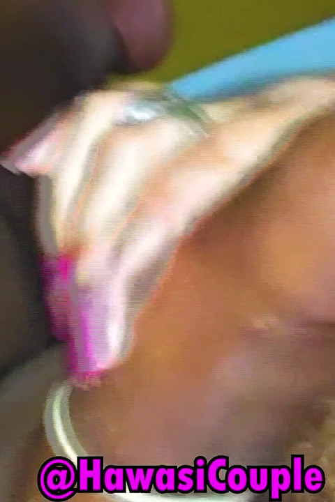 Sora vitregă excitată prinsă futându-se cu degetul