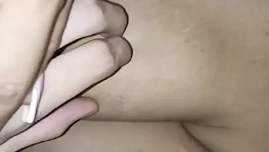 Banyodan çıkıp kurumak için havlu istiyor ve yaptığım şey yüzüne bitiyor ve şimdi banyo yapmak zorunda