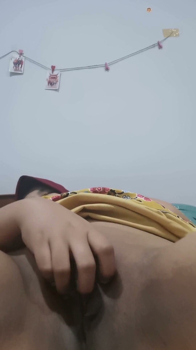 The mother model shows her live in the room. | Clip 2