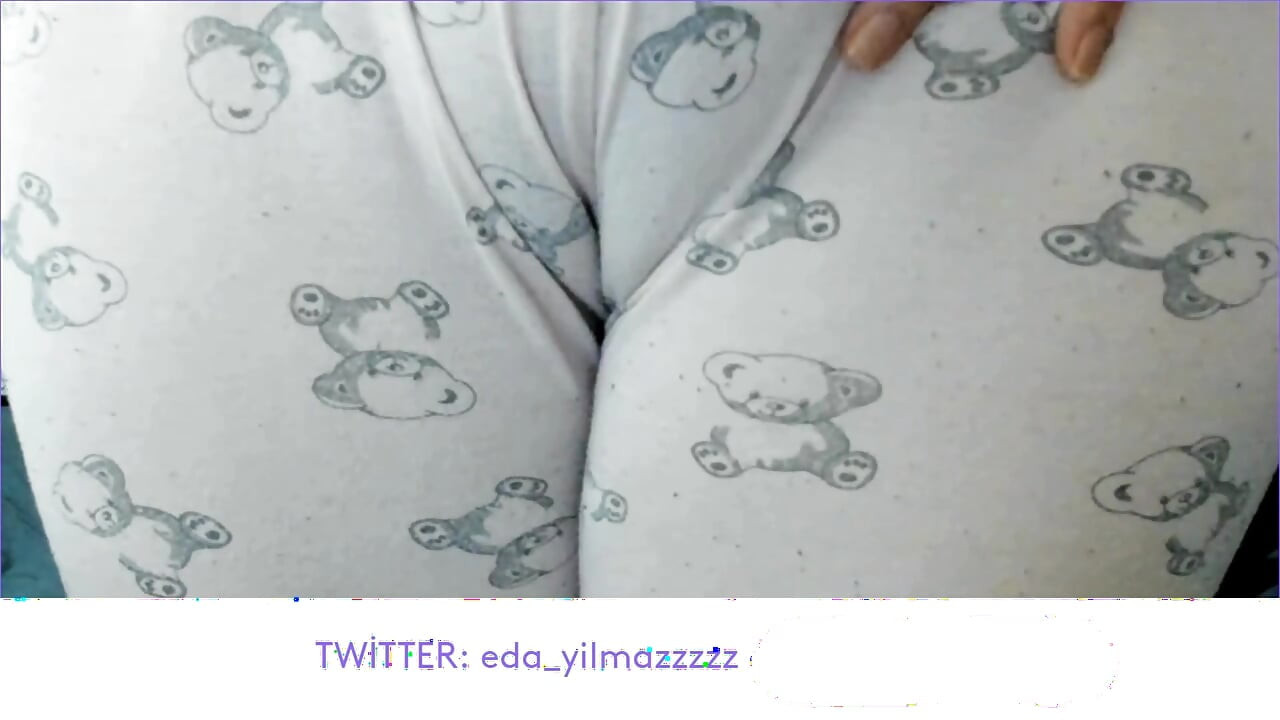 CAMELTOE- SWOLLEN PUSSY- RUBBING PUSSY WITH PAJAMA