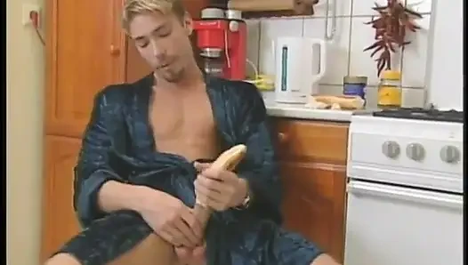 Güzel hatun bir adamın yarağına koni sarıyor ve yalıyor