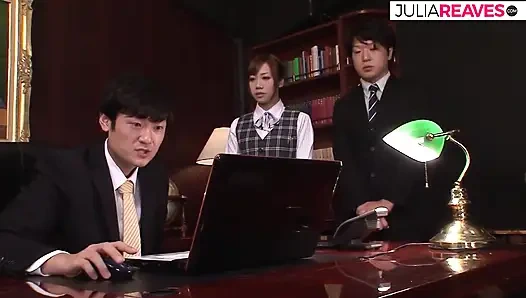 Горячая секретарша сосет огромный член босса, затем жестко скачет на нем в офисе