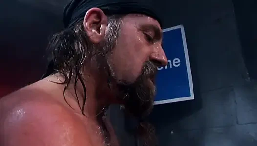 Рыжую крошку жестко трахают в ее сочную киску