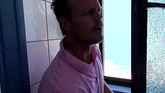 Güzel kızıl saçlı piliç açık havada tıraşlı amından sikiliyor