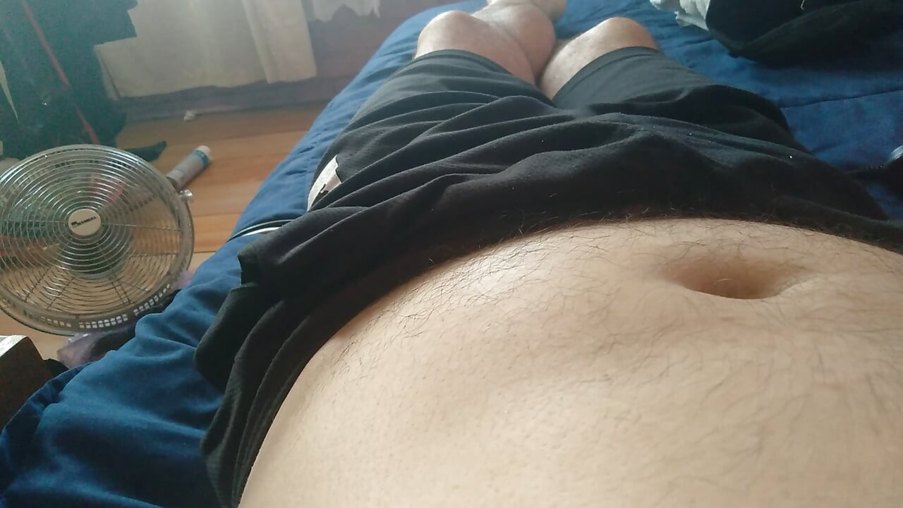 Tânărul se dezbracă astfel încât să poți să te uiți la pula lui mare