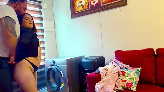 Waktu aku turun dari kamar tidur aku bulatkan bajuku udah siang dan tiba-tiba aku bercokelatan dengan max