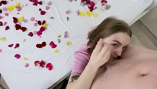 Cewek seksi ini dikasih hadiah di hari valentine. Sepong kontol dan dua pose. POV