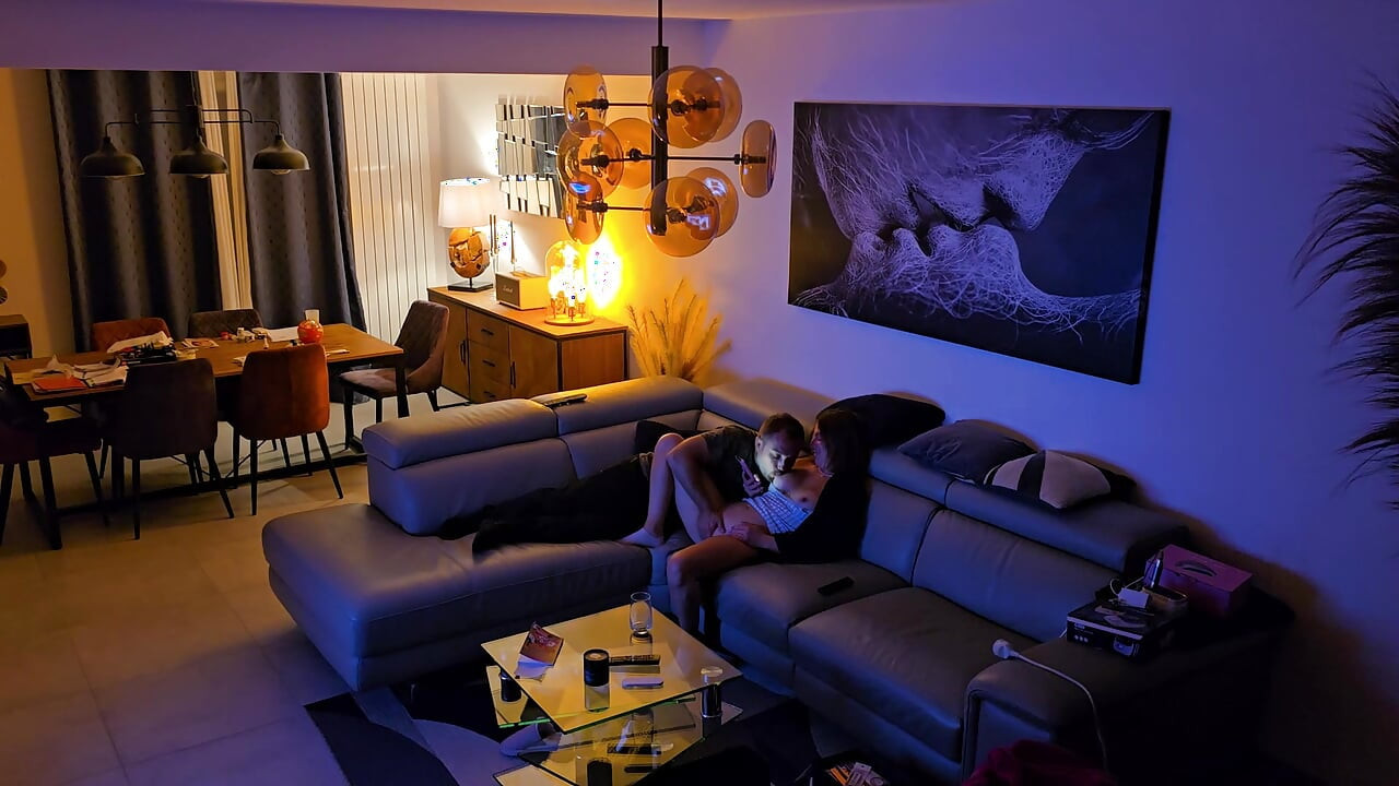 Im wohnzimmer erwischt, als er von der arbeit nach hause kam