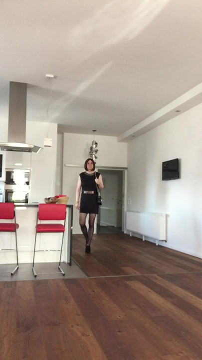 Nicki-แต่งตัวข้ามเพศ - ชุดมินิเดรสสวยและถุงน่องเซ็กซี่ (c)2016