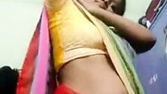 Tía tamil se quita el sari y muestra grandes tetas