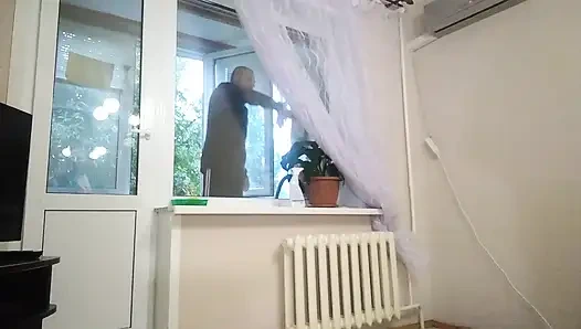 I suck a dick and jerk off to a window cleaner