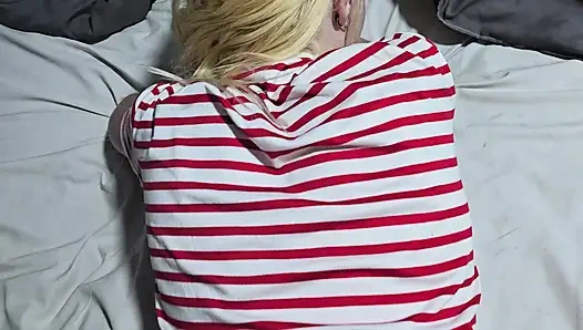 Sevimli sarışın domalarak sikiliyor