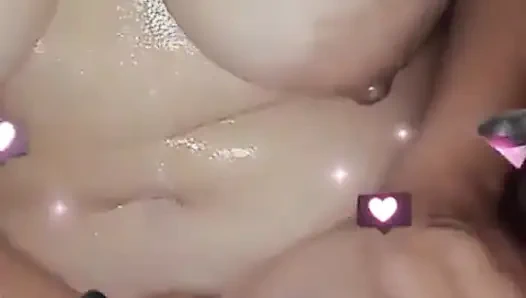 Aku lagi asik mandi dan muasin memekku sendirian