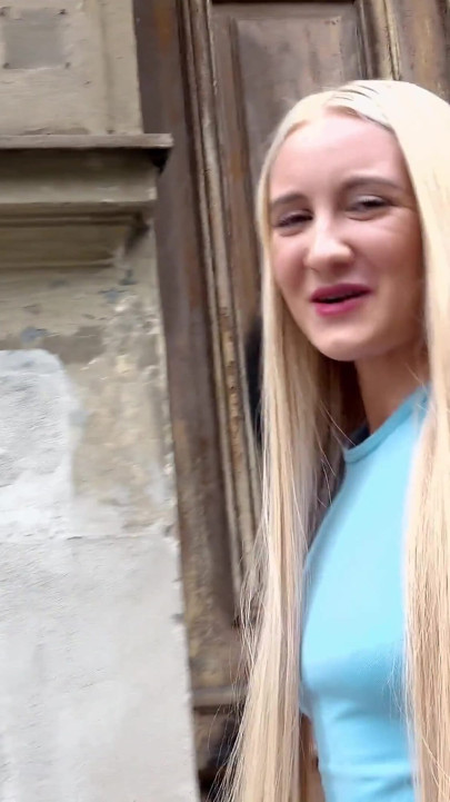Koleś pieprzy pomagającą blondynkę