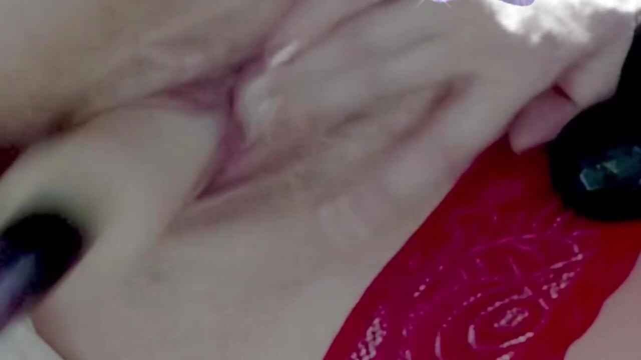 Pizdă foarte umedă în prim-plan, vibrator pe clitoris, mașină de sex cu pizdă