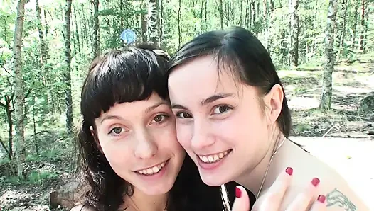 Drei stiefschwestern des teenagers gehen im wald camping und bekommen einen geschmack von lesbischem sex