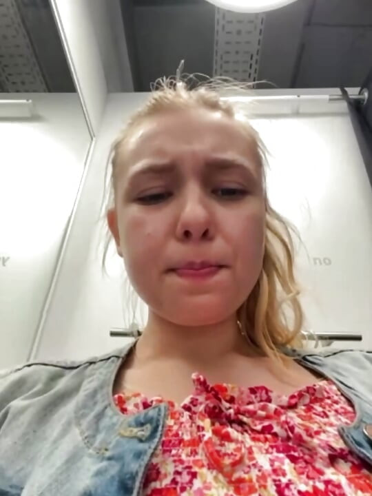 Public orgasm with jucielussie in the fitting room
