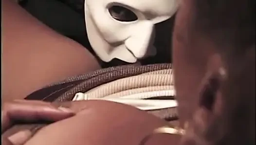Cewek seksi kulit hitam dengan memek berbulu lagi asik jilat memek