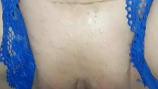 Hübsche winzige nasse kleine muschi