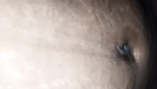 Hintli üvey anne amını ve sütlü göğüslerini gösteriyor