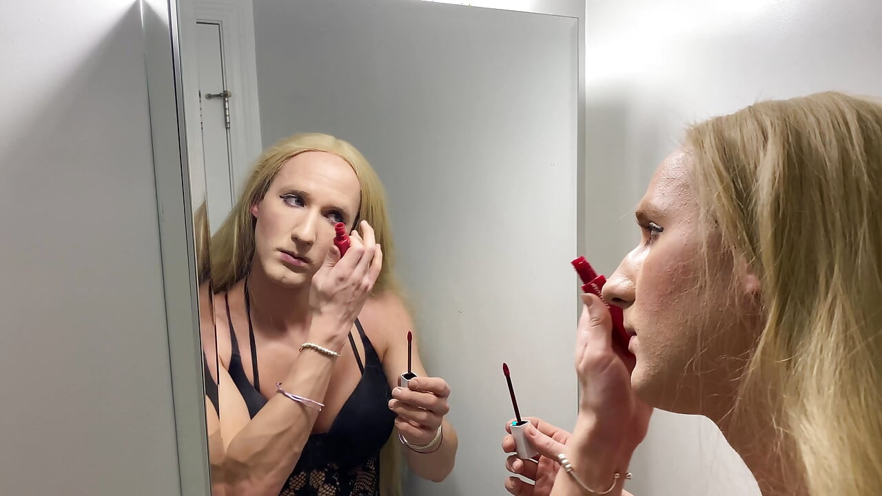 Potpuna transformacija muškarca do ženskog krosdressinga