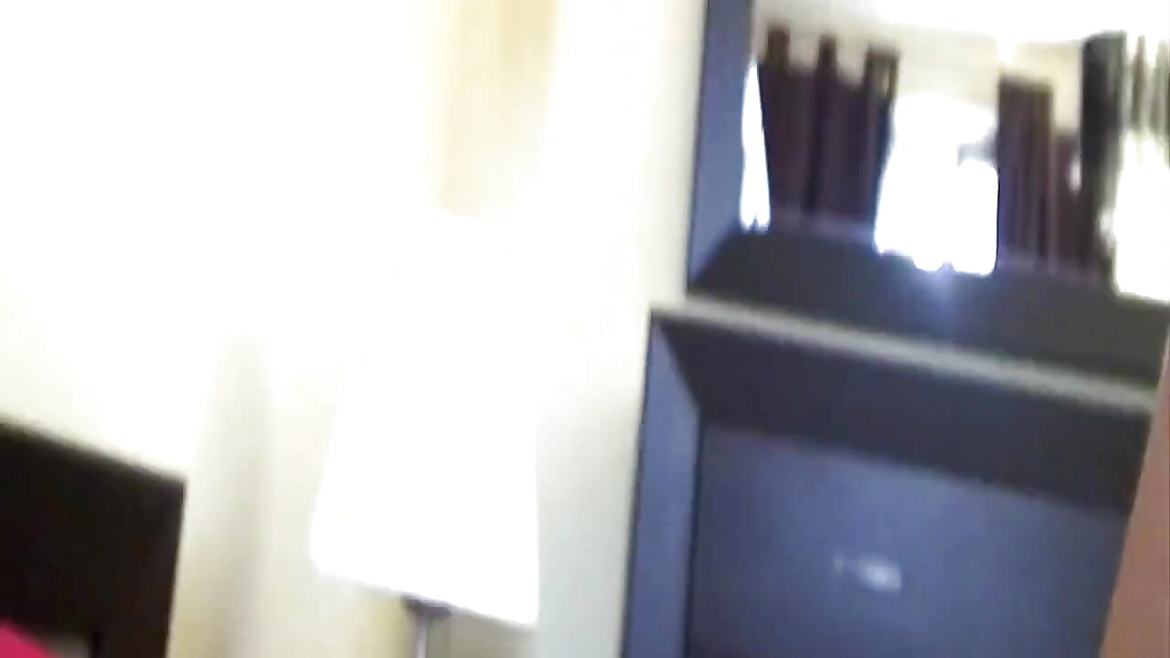 Morena abre a bunda para close-up dedilhado