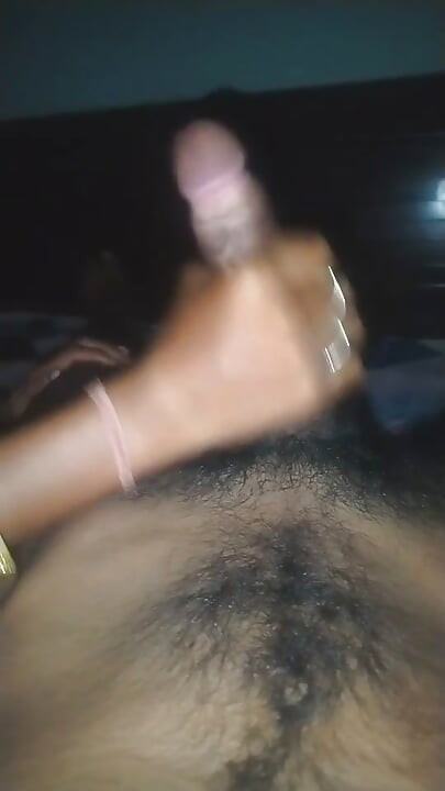 Indische stiefzus trekt het beste sperma af door haar zachte handen