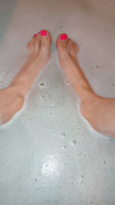 Kaki seksi di bak mandi