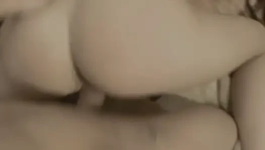 Gadis sange ini lagi asik nyepong dan ngentot memek beceknya habis-habisan sampai matanya merem melek
