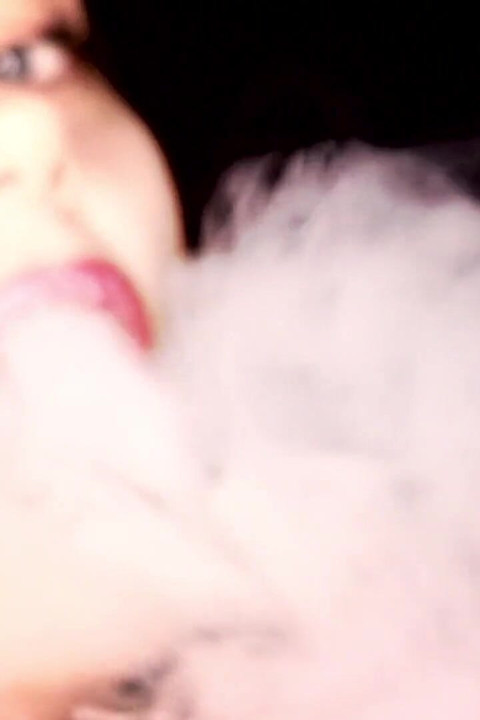 Narguilé fumando e batom brilhante fetiche &cheirando e provocando e beijando