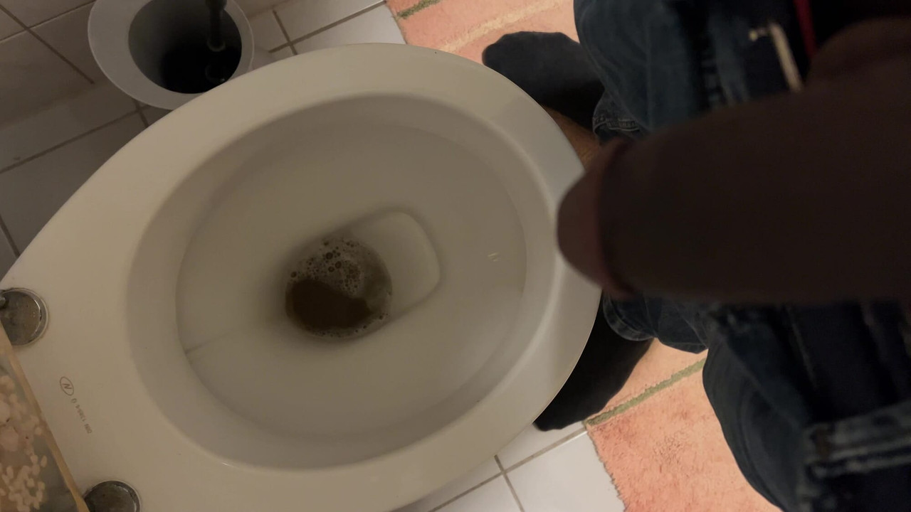 誰が私の従順なトイレになるのか、小便をする?