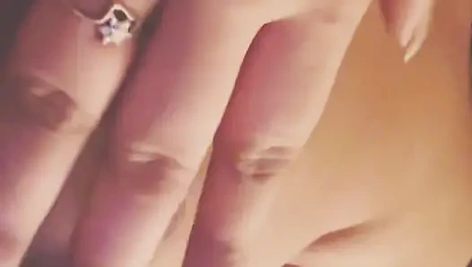 Desi bhabi menunjukkan tubuhnya mengerang