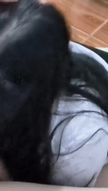 Ταϊλανδός φοιτητής χτυπήθηκε από μια σχεδία γάλακτος. | Κλιπ 3