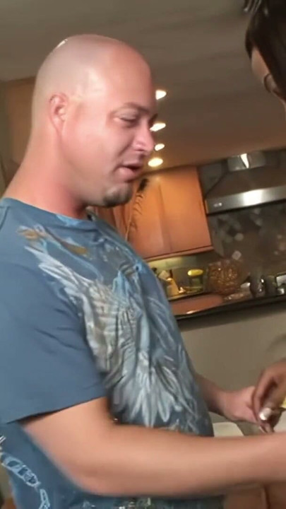 Bu esmer zayıf ama interracial bir sahnede erkeği nasıl memnun edeceğini biliyor | Bölüm 1