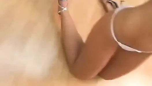 Mulut basah cewek sange ini dientot habis-habisan sama kontol besar sampai menganga lebar