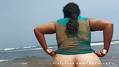 Ciężarna dziwka żona pokazuje swoją cipkę na publicznej plaży