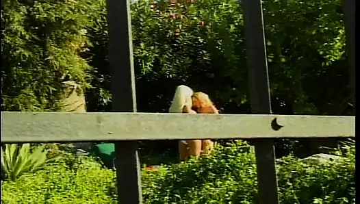 Büyük memeli sarışın orta yaşlı seksi kadınlar açık havada birbirlerinin götünü dolduruyor