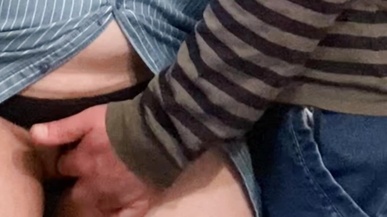 Rastgele yabancının elbisenin altında yapışkan parmakları
