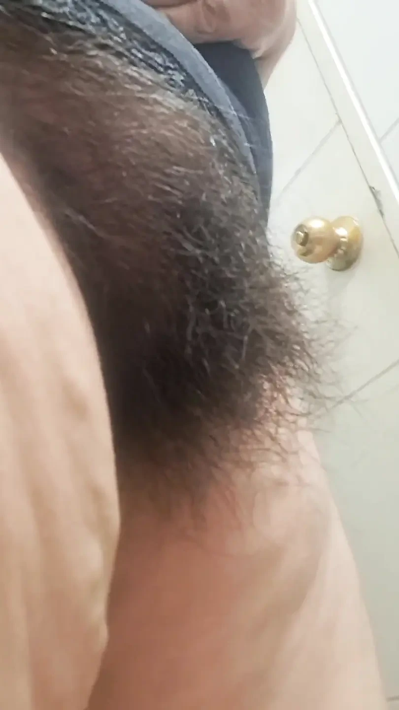 双腿抚摸妈妈毛茸茸的热辣阴户