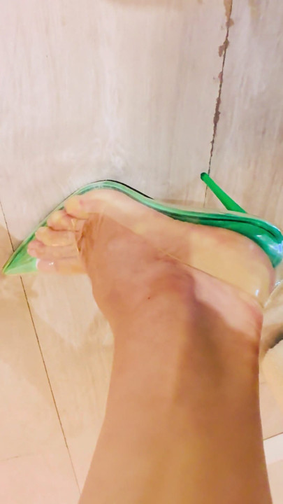 EmpressBellaSadic's sweaty and delicious feet inside the sxarpins