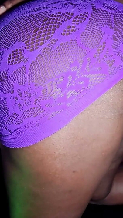 Femdom de peitos grandes balançou minha bunda oleada e depois me fodeu com o pau grande dela | Clip 1