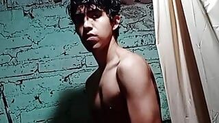 Joven vergudo desnudo en el baño