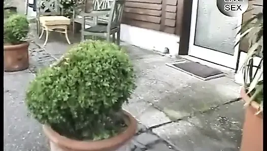 Sarışın canavar yarağa binmeden önce parmakla sikiliyor