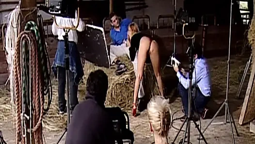 Alman orta yaşlı seksi kadın klasik retroda kalın yarakla sikiliyor