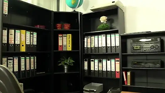 Моя возбужденная соседка - скрытую шлюшку по соседству трахают грубо и заполнили