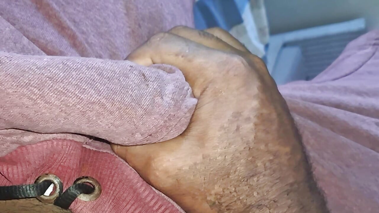 Niewierna żona uprawia seks bez zabezpieczenia przed swoim mężem rogaczem i dostaje niezabezpieczony wytrysk w jej cipce