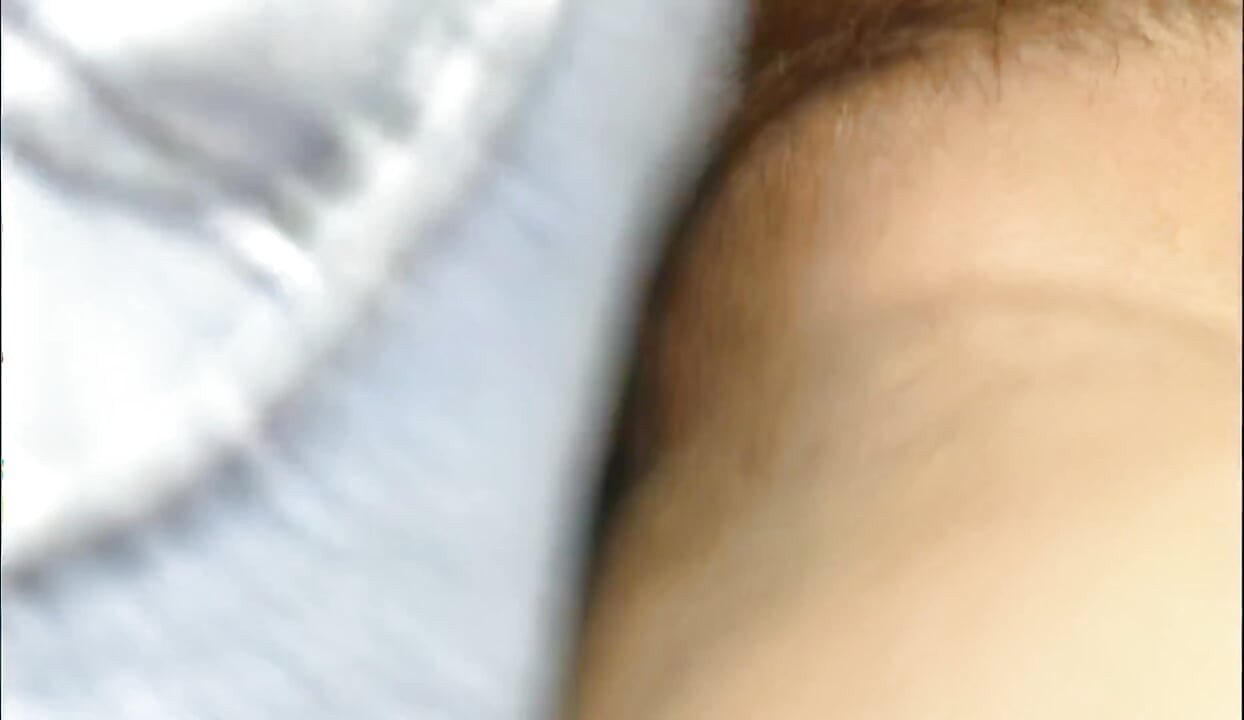 Mamă sexy brunetă țâțoasă călărește tare după o atingere profundă cu degetul